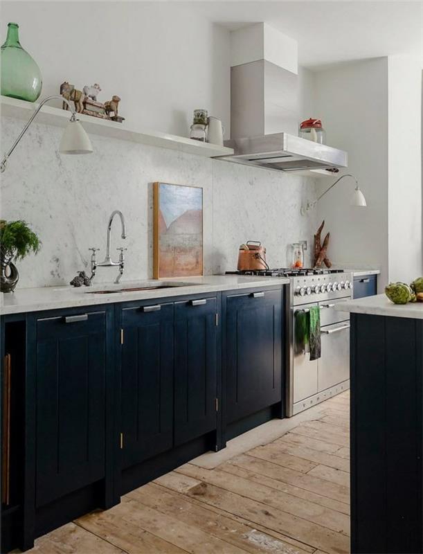 έπιπλα κουζίνας μαύρα ντουλάπια ντουλάπια ξύλινο πάτωμα όμορφος πίσω τοίχος κουζίνας
