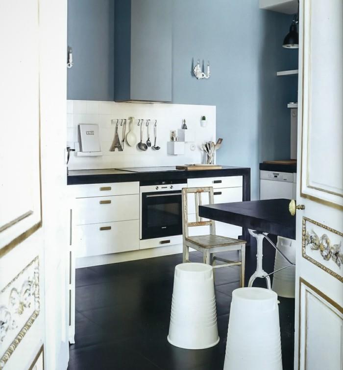 έπιπλα κουζίνας σκανδιναβική κουζίνα λευκά ντουλάπια κουζίνας σκούρο δάπεδο