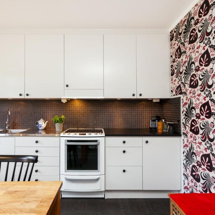 έπιπλα κουζίνας λευκά ντουλάπια κουζίνας ψηφιδωτή κουζίνα πίσω τοίχο floral ταπετσαρία