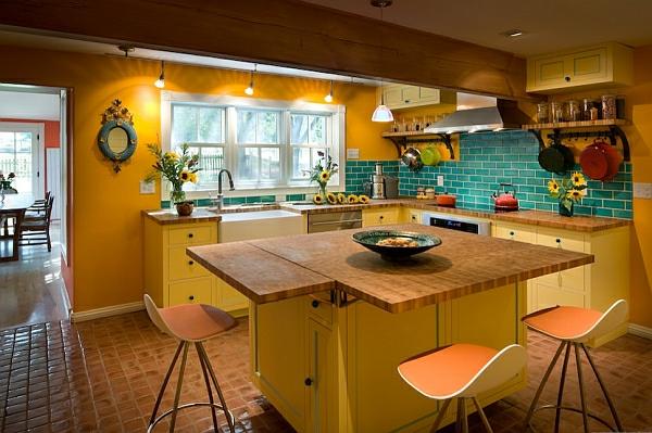 Τυρκουάζ κεραμίδια πίσω τοίχου κουζίνας φωτεινό κίτρινο σκαμπό άπαχο πάγκο κουζίνας