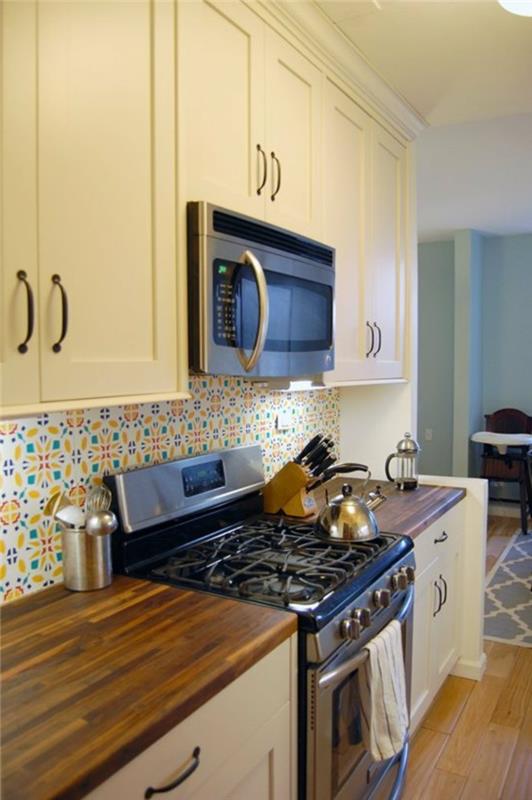 Οι τοίχοι της κουζίνας έχουν χρώμα, ξύλο και επιφάνεια εργασίας