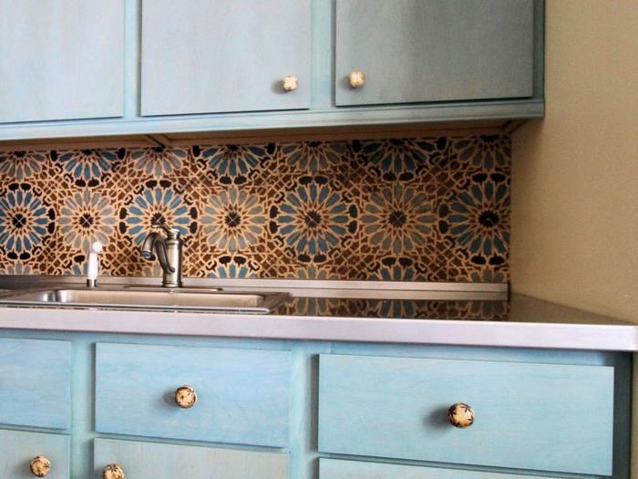 Πίσω πλακάκια κουζίνας κεραμίδια χρωματισμένα αστεία γαλάζια ντουλάπια κουζίνας