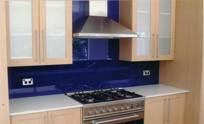 κουζίνα πίσω τοίχοι καθρέφτης κουζίνας σκούρο μπλε ζωντανές ιδέες κουζίνας