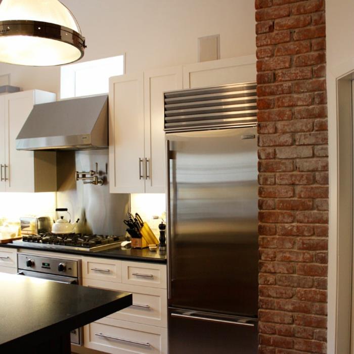 κουζίνα πίσω τοίχους χάλυβα φωτεινά ντουλάπια κουζίνας μεγάλο κρεμαστό φως