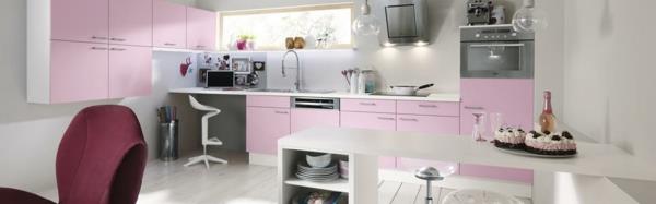 εφαρμόστε κολλητική μεμβράνη σε ντουλάπια κουζίνας σε ευαίσθητα ροζ πρόσοψη κουζίνας