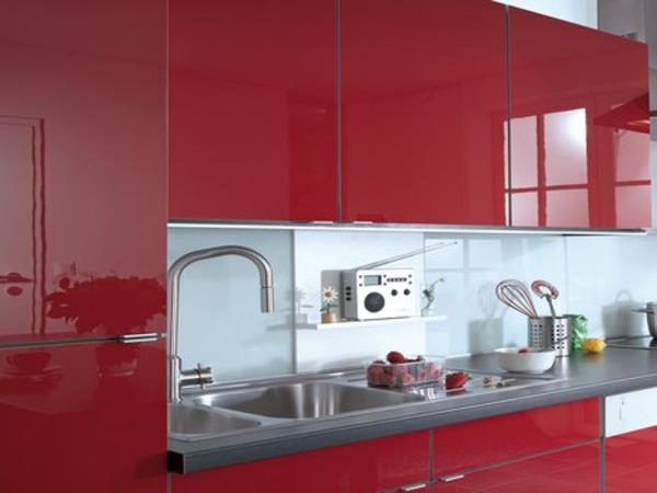 ντουλάπια κουζίνας καλύπτουν τα μέτωπα της κουζίνας με κόκκινο γυαλιστερό αλουμινόχαρτο Ανανεώστε τα μέτωπα της κουζίνας