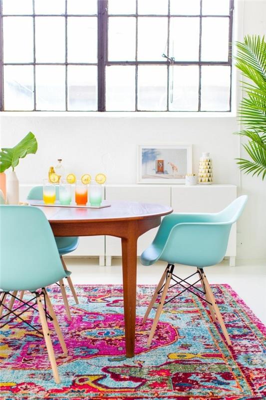 καρέκλες κουζίνας σε φρέσκα χρώματα και χρωματιστά χαλιά