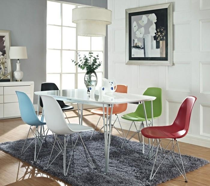 Συνδυάστε καρέκλες κουζίνας σε διαφορετικά χρώματα για ένα φανταχτερό σχέδιο κουζίνας
