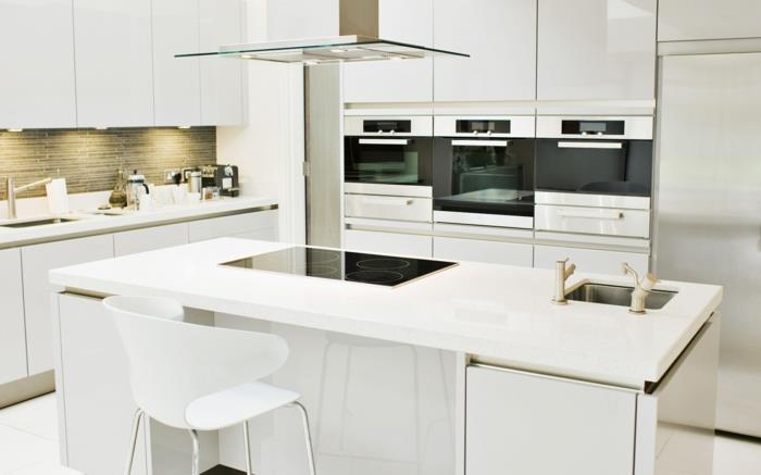καρέκλες κουζίνας λευκή κουζίνα νησί μοντέρνα φώτα επίπλωση κουζίνας