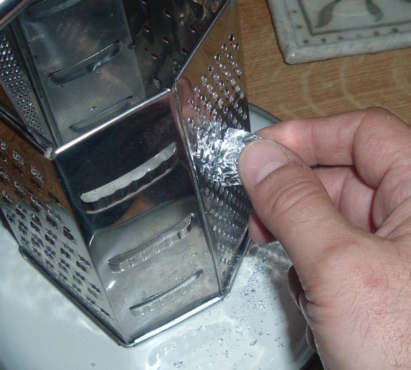 αξεσουάρ κουζίνας χρησιμοποιούν άκρες από φύλλο αλουμινίου και τρίβουν κόλπα