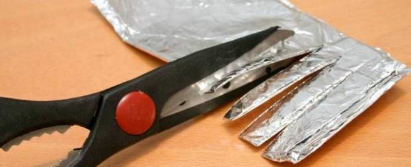Τα αξεσουάρ κουζίνας χρησιμοποιούν άκρες από αλουμινόχαρτο και κόλπα ακονίζουν το ψαλίδι