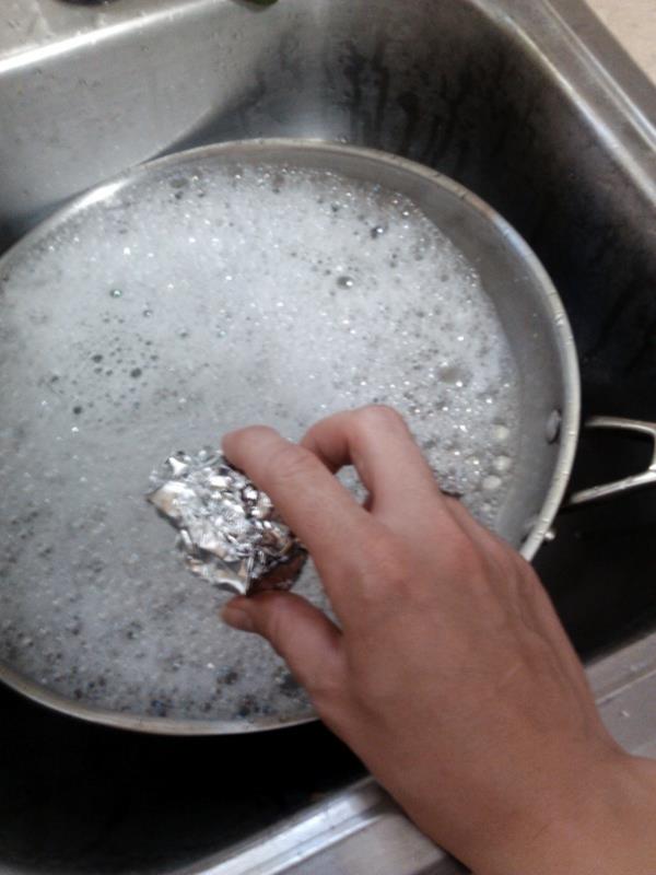 τα αξεσουάρ κουζίνας χρησιμοποιούν αλουμινόχαρτο για να πλένουν την κατσαρόλα
