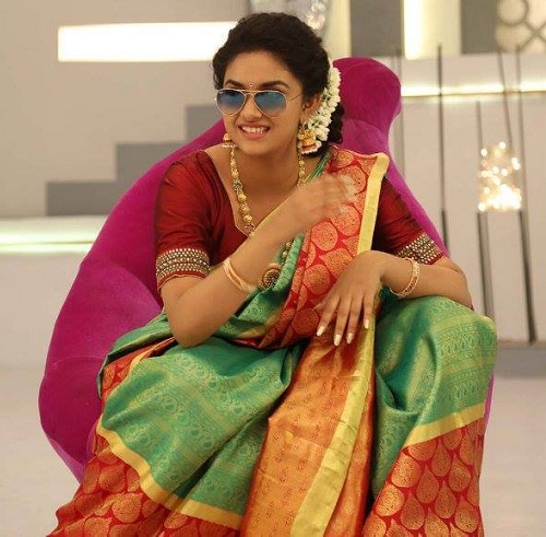 Yeşil Saree içinde Keerthi Suresh