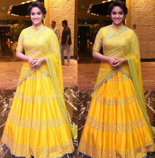 Yarım Saree içinde Keerthi Suresh