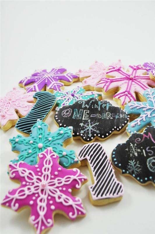 Akeήνετε μπισκότα με χρωματιστές νιφάδες χιονιού