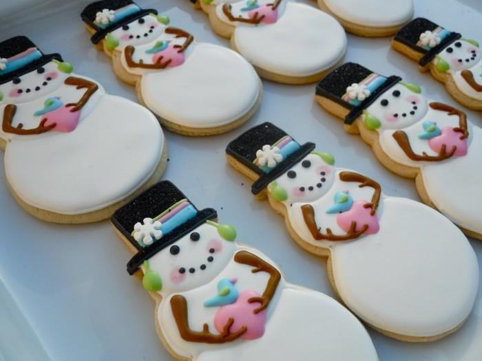 ψήσιμο μπισκότων χριστουγεννιάτικων χιονάνθρωπων
