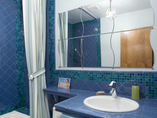 κεραμικά πλακάκια στο μπάνιο σε μπλε και πράσινο χρώμα