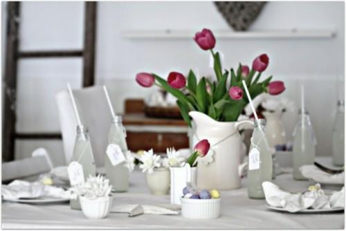 κεραμικά λουλούδια τουλίπες σκούρο τραπέζι διακόσμηση