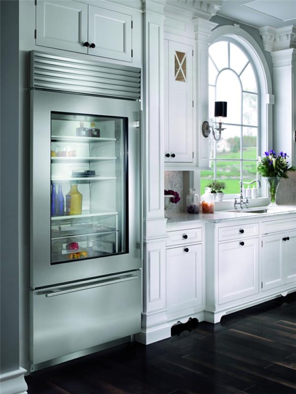 ψυγεία γυάλινη πόρτα φαντασμένα λευκά ντουλάπια κουζίνας σκούρο πάτωμα