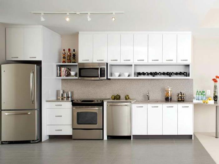 Τα σύγχρονα ψυγεία ενσωματώνουν σωστά τα πλακάκια δαπέδου σε λευκά ντουλάπια κουζίνας