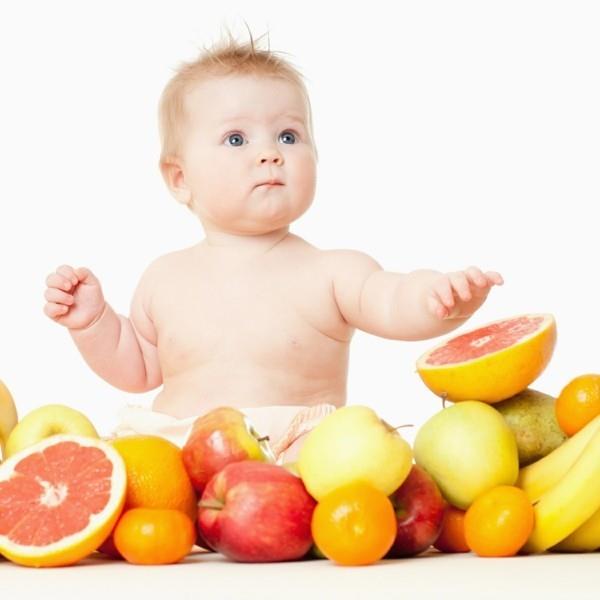 παιδί με φρούτα υγιεινά τρόφιμα παιδιά