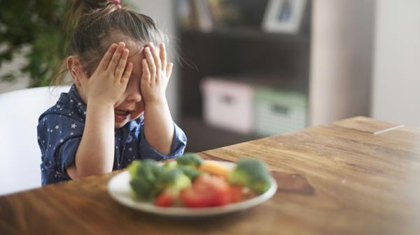 παιδί δεν θέλει μια σαλάτα υγιεινά τρόφιμα παιδιά