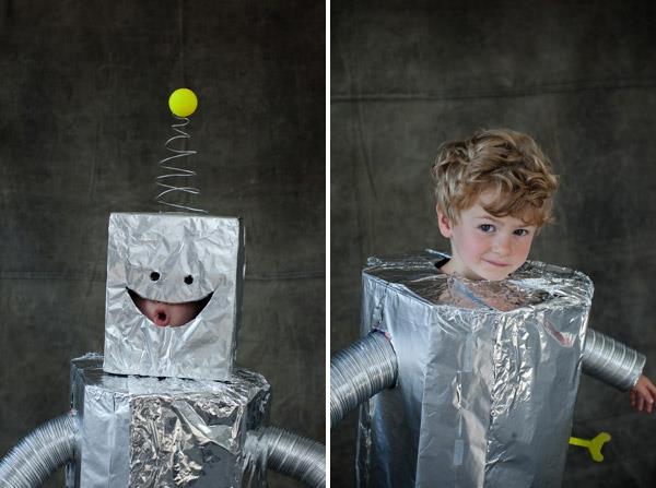 τα παιδιά φτιάχνουν μόνα τους κοστούμια ρομπότ από αλουμινόχαρτο και χαρτόνι