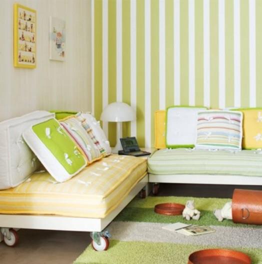 παιδικές παιδικές χαρές ιδέες πολύχρωμο χαλί χώρος παιχνιδιού μαξιλάρι κρεβάτι