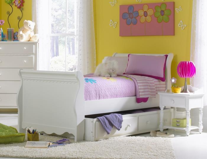 κούνια με συρτάρια αποθήκευσης που διακοσμούν έγχρωμες πινελιές στο δωμάτιο ενός κοριτσιού