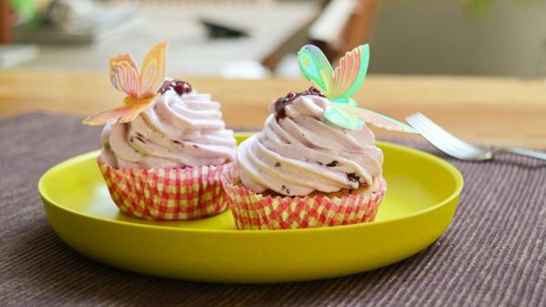 Παιδικό πάρτι γενεθλίων που ετοιμάζει muffins βατόμουρου