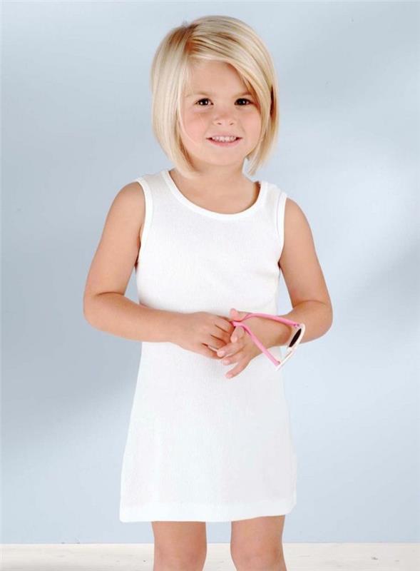 παιδικό κούρεμα κορίτσι ξανθό μεσαίου μήκους λευκό φόρεμα