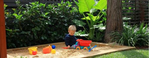 Παιδική χαρά στην πίσω αυλή παίζοντας δέντρο φύτευσης άμμου