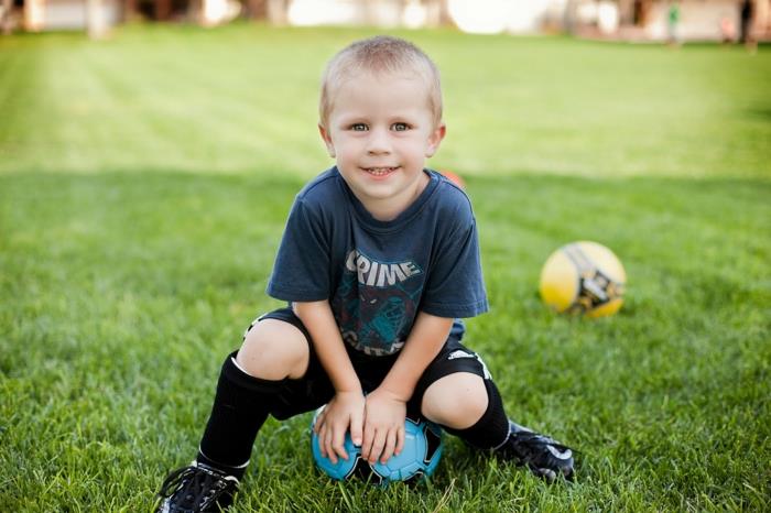επιλέξτε παιδιά αθλητικά αγόρια παίζουν ποδόσφαιρο