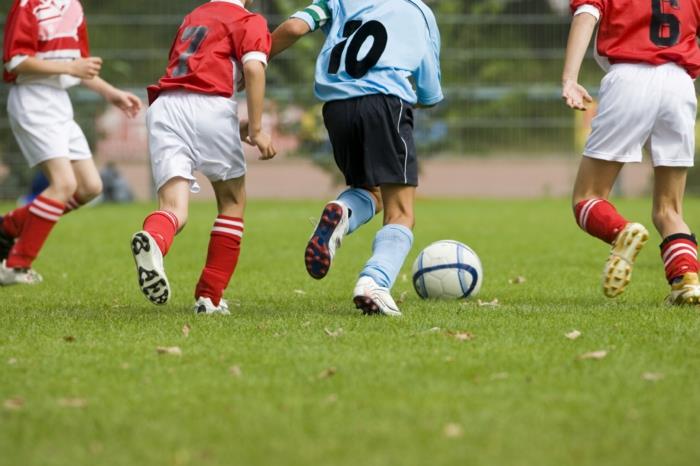 επιλέξτε αγόρια για παιδιά που παίζουν ποδόσφαιρο