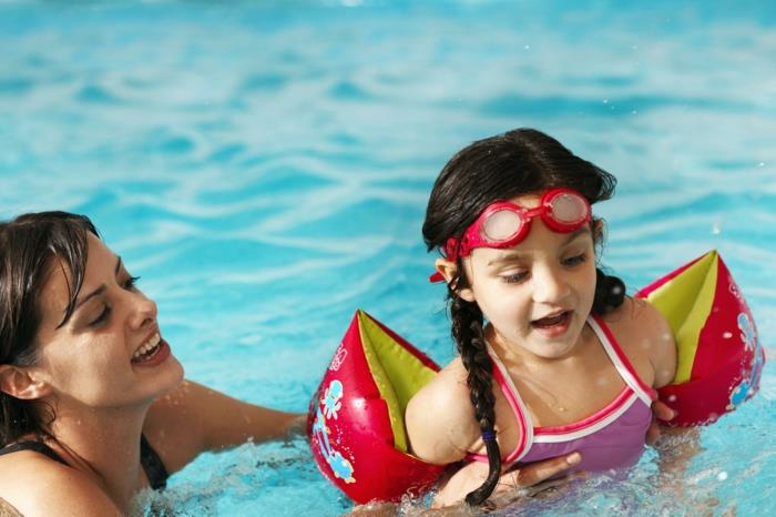 παιδικά αθλητικά παιδιά μαθαίνουν να κολυμπούν μητέρα κόρη