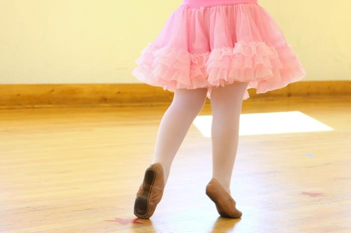 παιδιά αθλητικό κορίτσι μαθαίνουν χορό μπαλέτου