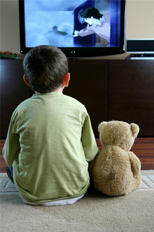 παιδιά αθλητικά αθλητικά αγόρι βλέποντας τηλεόραση