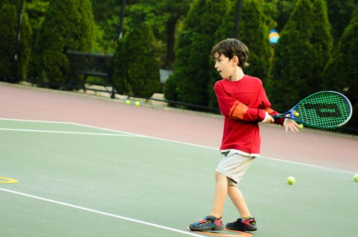 παιδιά αθλητικά τένις αγόρι τρένο παίζει τρόπο ζωής