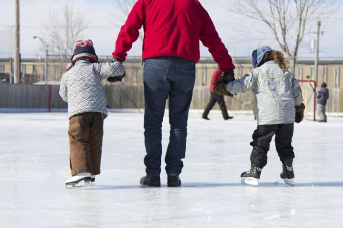 παιδικά αθλήματα χειμερινά σπορ οικογένεια πατινάζ στον πάγο