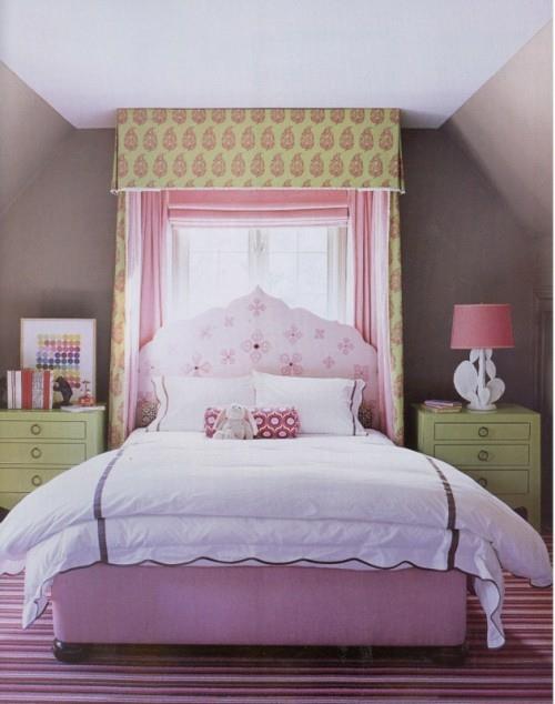 παιδικό δωμάτιο πολύχρωμο ροζ χρώματα κρεβάτι με ουρανό στο υπνοδωμάτιο