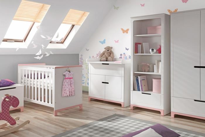 στήσιμο παιδικό δωμάτιο βρεφικό κρεβάτι ξύλινο πλέγμα λικνίζοντας ράφια αλόγων ντουλάπα ντουλάπα χαλί τοίχο αυτοκόλλητο πεταλούδες