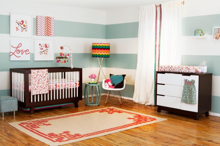Παιδικό δωμάτιο με φρέσκα χρώματα μοτίβο βρεφικού κρεβατιού