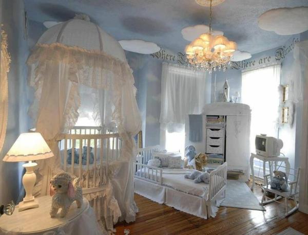 ιδέες επίπλωσης παιδικού δωματίου σε απαλό μπλε βρεφικό κρεβάτι