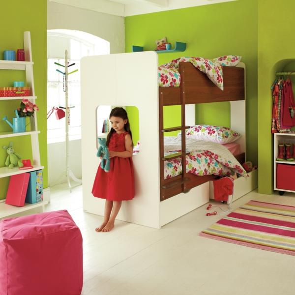 σχεδιασμός παιδικού δωματίου ψηλό κρεβάτι χαλί ρίγες πράσινοι τοίχοι