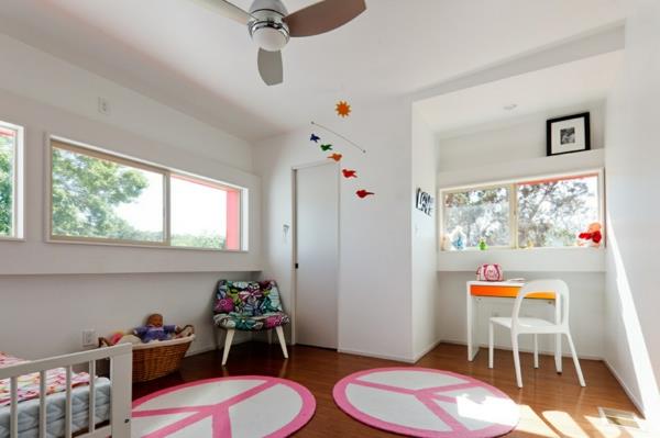 σχεδιασμός παιδικού δωματίου κοριτσίστικο δωμάτιο στρογγυλά χαλιά λευκοί τοίχοι
