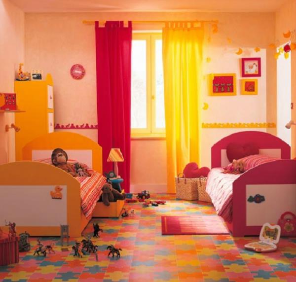 παιδικό δωμάτιο πλήρεις κουρτίνες σε κίτρινο και κόκκινο