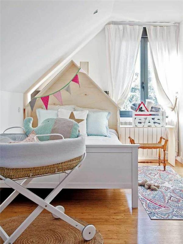 παιδικό δωμάτιο με κεκλιμένη στέγη βρεφικό κρεβάτι κινητό diy κεφαλάρι παιδικό δωμάτιο χαλί πολύχρωμο