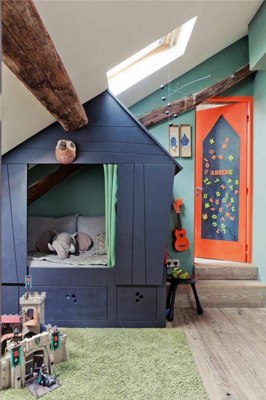 παιδικό δωμάτιο με κεκλιμένη στέγη κρεβάτι κόγχη ξύλινο σπίτι γκρι-μπλε ανοιχτό δοκάρια οροφής πράσινο χαλί βαθιάς στοίβας
