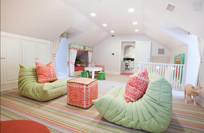 Παιδικό δωμάτιο με επικλινή κρεβάτι με κουρτίνες με κουρτίνες στρογγυλές τραπέζι πουφ πολυθρόνες