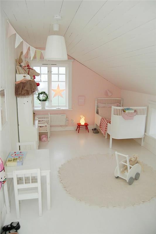 παιδικό δωμάτιο με κρεβάτι λευκό ύφασμα γιρλάντα στρογγυλή μοκέτα λευκά ράφια τραπέζι